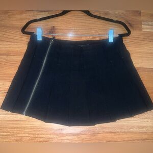 Guess Pleated Mini Skirt!